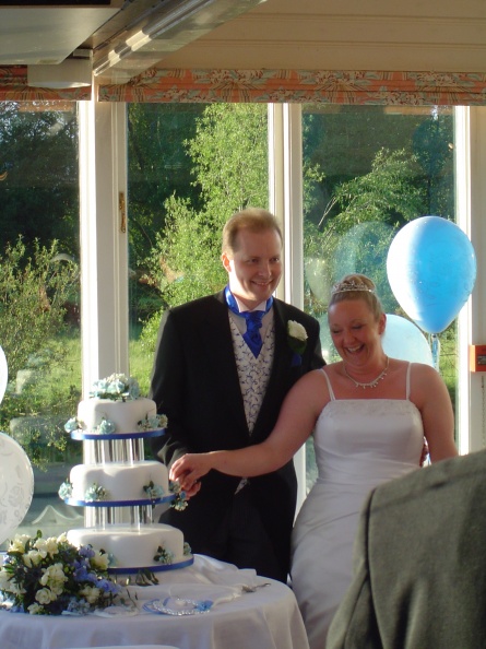 2005_05_28_CuttingTheCake.jpg